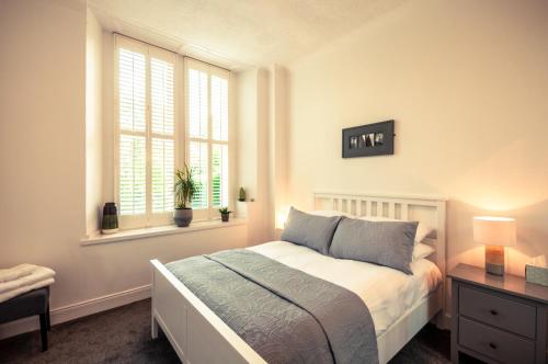 Schlafzimmer mit einem Bett und einem Fenster in der Unterkunft House on the hill in Dundee