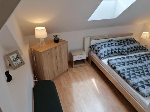 1 dormitorio con 1 cama, 1 mesa y 1 lámpara en JOE APARTMAN en Kőszeg