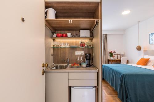 - une cuisine avec évier et un lit dans une chambre dans l'établissement Promenade Room Split ****, à Split