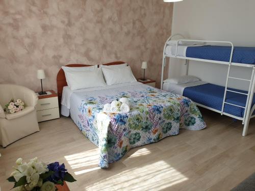 Schlafzimmer mit einem Bett und Etagenbetten in der Unterkunft B&B Villa Rosa in SantʼAntonio Abate