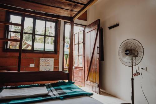 Ein Bett oder Betten in einem Zimmer der Unterkunft Esperanto Bed & Breakfast Surf Hostel