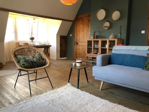 un salon avec un canapé et une chaise dans l'établissement L'OASIS, à Le Touquet-Paris-Plage