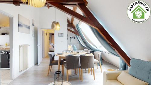 une salle à manger avec une table et des chaises dans l'établissement Strasbourg Appart Rue du 22 Novembre, à Strasbourg