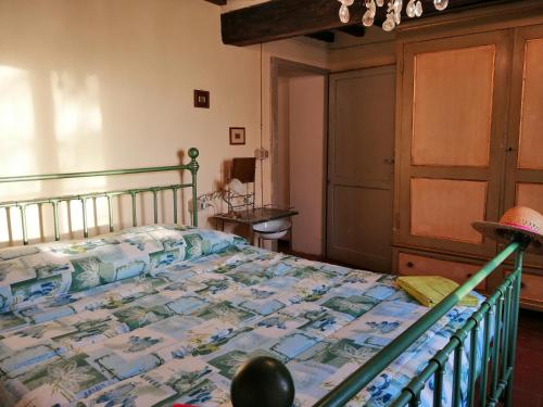1 dormitorio con 1 cama con edredón en La Giuncaia en Pieve Santo Stefano