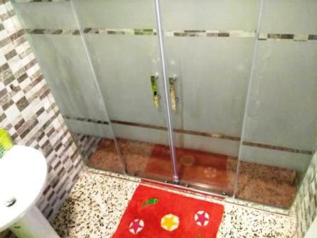 a bathroom with a shower and a red rug at Torrevieja Playa Cura in Torrevieja