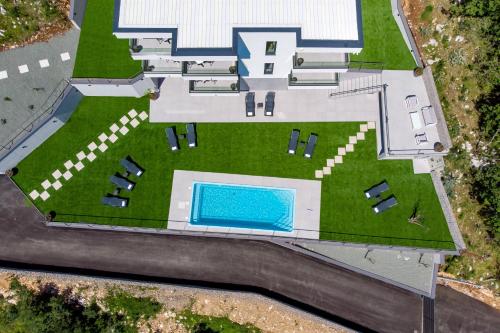 z góry widok na dom z basenem w obiekcie Villa Lavinia w mieście Mošćenička Draga