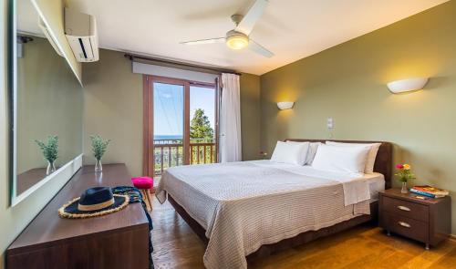 Agios Nikitas Resort Villas tesisinde bir odada yatak veya yataklar