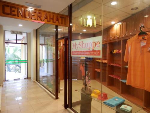 a shop with a display case in a store at Hotel Felda Residence Tekam , PPP Tun Razak in Kampong Sungai Batu
