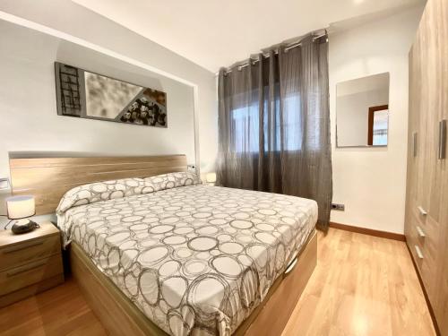 1 dormitorio con 1 cama grande en una habitación en Ridaura Center Apartment, en Platja d'Aro