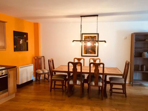 comedor con mesa y sillas en Apartment 8, Clifden Bay Apartments, en Clifden