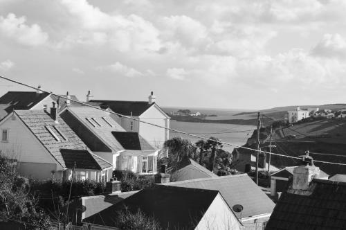 une photo en noir et blanc d'une ville avec des maisons dans l'établissement Tregorran Guest House Mevagissey, à Mevagissey