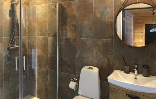 a bathroom with a shower and a toilet and a sink at Gorgeous Home In Vemdalen With Sauna in Vemdalen