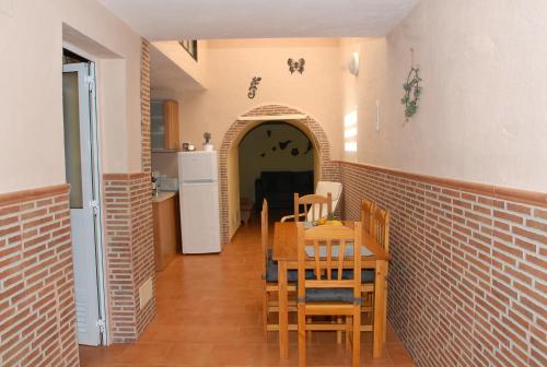 een keuken en eetkamer met een tafel en stoelen bij Casa Roque in Telde