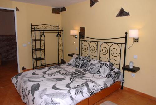 een slaapkamer met een bed met een zwart-wit dekbed bij Casa Roque in Telde