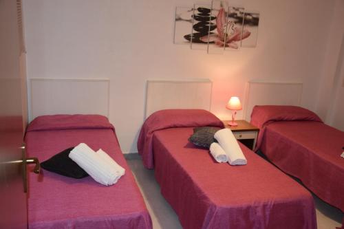 ドンナルカータにあるCasa Rivieraのベッド2台 赤いシーツ&枕付