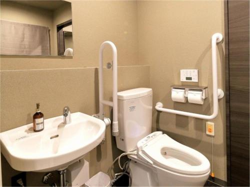 y baño con aseo y lavamanos. en Act Hotel Roppongi - Vacation STAY 85363 en Tokio