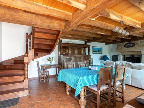 une cuisine et une salle à manger avec une table et des chaises dans l'établissement Holiday Home in Plouhinec near Sea, à Plouhinec