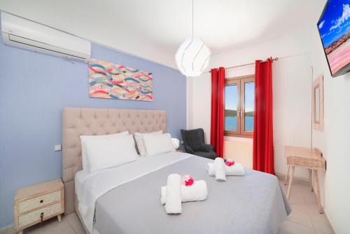 - une chambre avec 2 serviettes sur un lit dans l'établissement Tsifliki Beach House, à Elounda