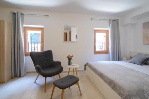 een slaapkamer met een bed, een stoel en een tafel bij Old Town Studio in Novigrad Istria