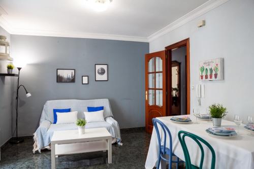 un salon avec un lit, une table et des chaises dans l'établissement TuristiQA - Piso C Arenal 20 2º VUT-CO-01678, à Ferrol