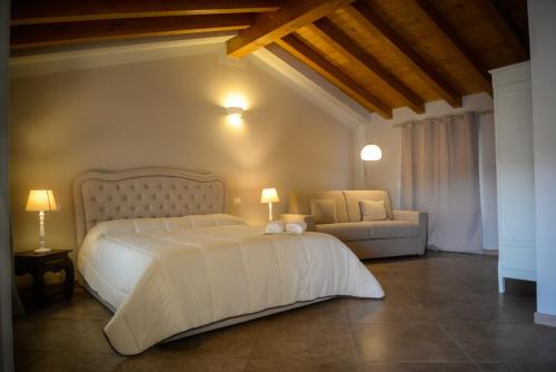 Кровать или кровати в номере La corte dell'Elmo