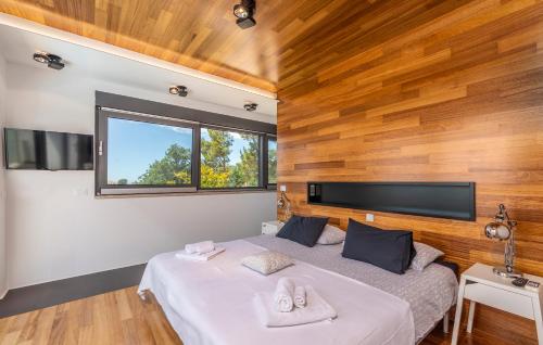 Un dormitorio con una cama y paredes de madera. en Villa Laura Istarska, en Višnjan