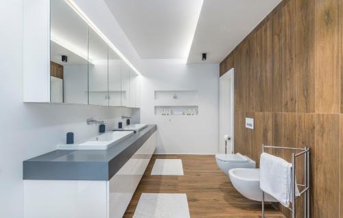 Un baño con dos lavabos y un inodoro. en Villa Laura Istarska, en Višnjan