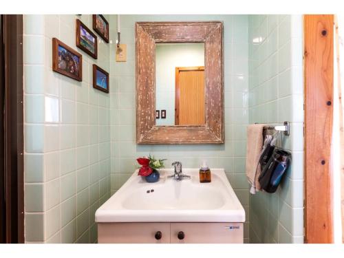 een badkamer met een wastafel en een spiegel bij Ojii no Ie - Vacation STAY 84243 in Bise