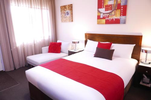 Ένα ή περισσότερα κρεβάτια σε δωμάτιο στο Junction Motel