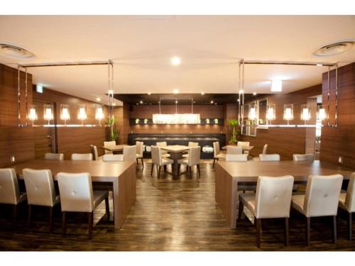 een eetkamer met tafels en witte stoelen bij Hotel Il Credo Gifu - Vacation STAY 84636 in Gifu
