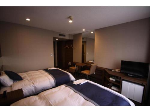 una camera d'albergo con due letti e una televisione di Hotel Il Credo Gifu - Vacation STAY 84626 a Gifu