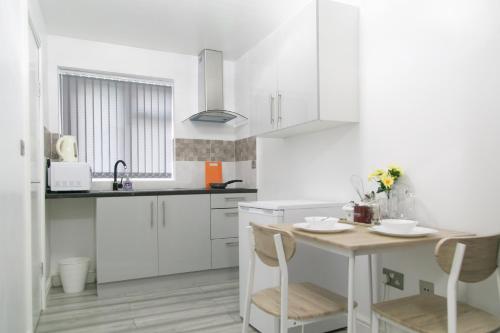 Nhà bếp/bếp nhỏ tại Cheetham Hills Apartments