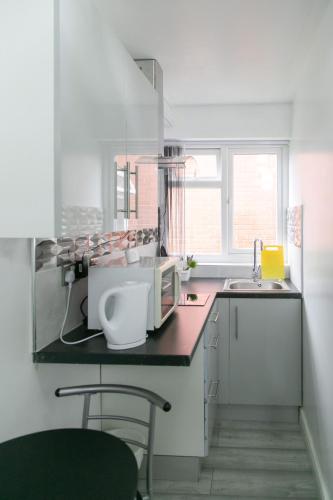 Dapur atau dapur kecil di Cheetham Hills Apartments