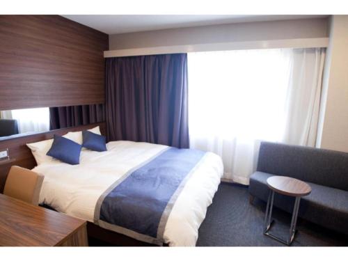 a hotel room with a large bed and a couch at Hotel Il Credo Gifu - Vacation STAY 84603 in Gifu