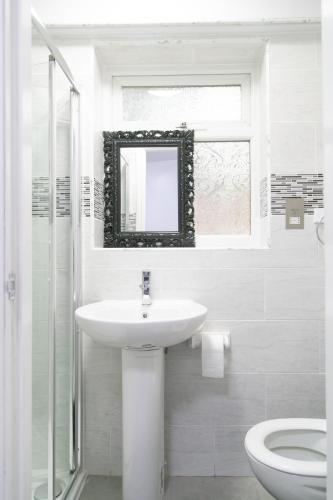 Bilik mandi di Cheetham Hills Apartments