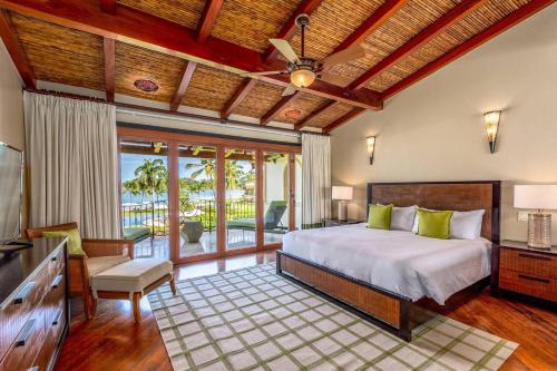 ein Schlafzimmer mit einem großen Bett und einem Balkon in der Unterkunft Unique space combines two luxury units into one to sleep up to 12 in Flamingo in Playa Flamingo