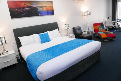 Ένα ή περισσότερα κρεβάτια σε δωμάτιο στο Junction Motel