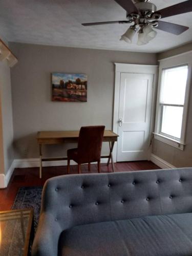 - un salon avec un canapé et une table dans l'établissement E Michigan Walk Up Furnished 1 Bedroom APT, à Lansing