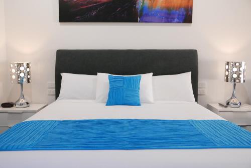 Ένα ή περισσότερα κρεβάτια σε δωμάτιο στο Junction Motel