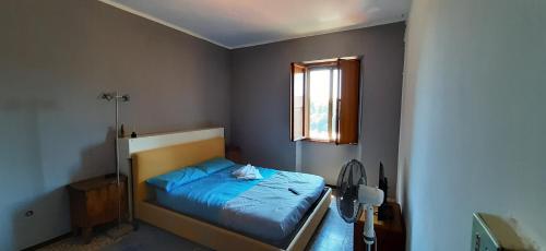 sypialnia z łóżkiem i oknem w obiekcie STEPHY HOUSE w Padwie