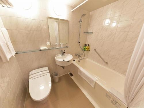 La salle de bains est pourvue de toilettes, d'un lavabo et d'une baignoire. dans l'établissement Act Hotel Roppongi - Vacation STAY 84273, à Tokyo