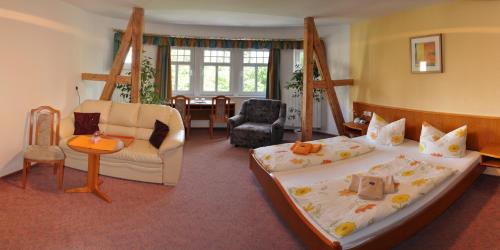 ein Schlafzimmer mit 2 Betten und ein Wohnzimmer in der Unterkunft Pension Waldschloesschen in Oberhof