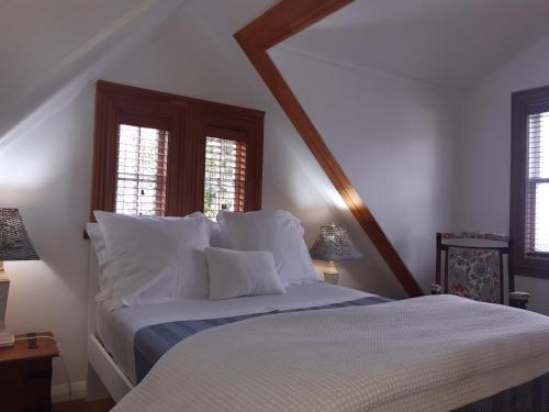 Tempat tidur dalam kamar di Harbour View Cottage