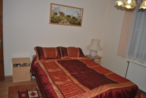 1 dormitorio con 1 cama y una foto en la pared en Anett Apartman, en Siófok