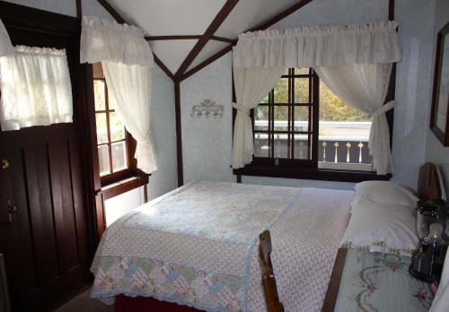 A bed or beds in a room at Northland Lodge