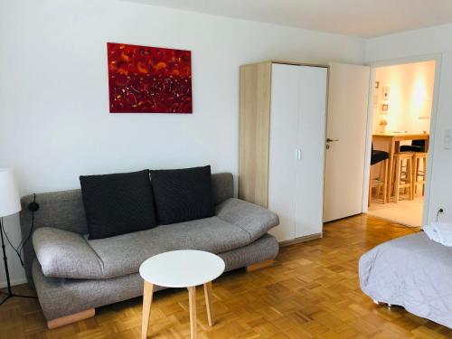 ein Wohnzimmer mit einem Sofa und einem Tisch in der Unterkunft FeWo Im Sonnenbuhl in Konstanz