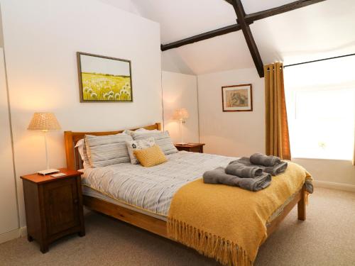 Schlafzimmer mit einem Bett und einem Fenster in der Unterkunft 82 The Square in Bideford