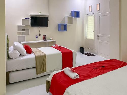 A bed or beds in a room at RedDoorz Syariah near PKOR Lampung