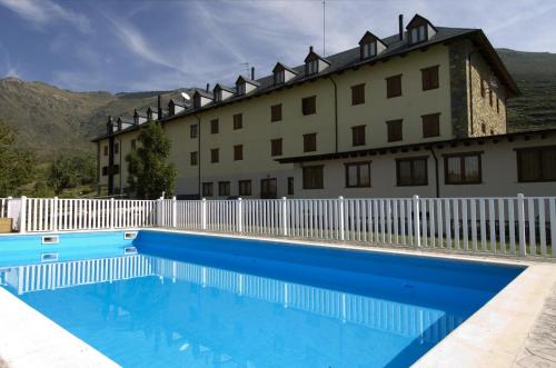 a large swimming pool in front of a building at Apartamentos La Solana in Pla de l'Ermita