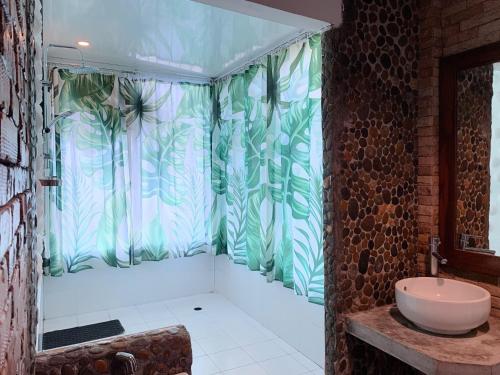 uma casa de banho com um chuveiro e um lavatório. em Adang Island Resort em Ko Lipe
